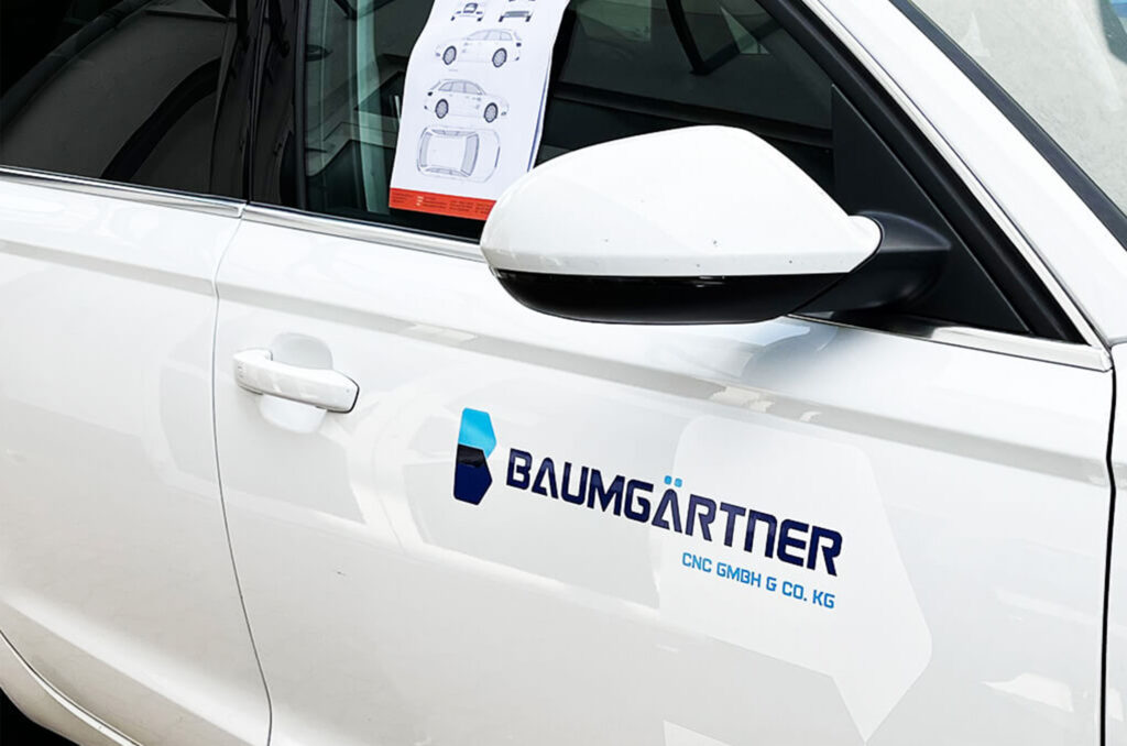 Professionelle und hochwertige Autofolierung für eine dauerhafte Fahrzeugbeschriftung.