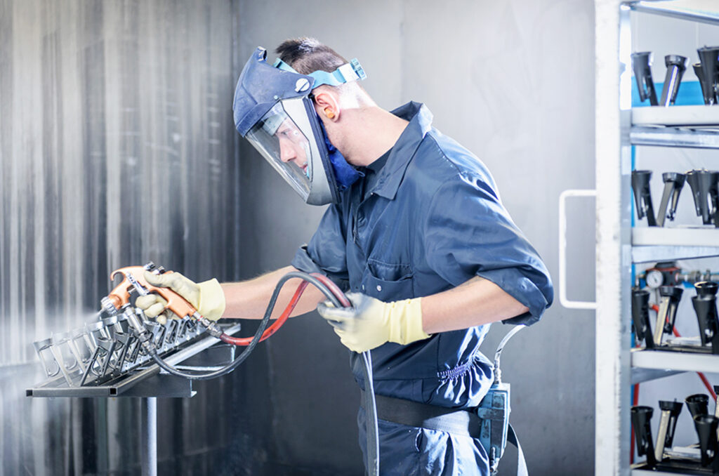Effektive Oberflächenbehandlungen zum Schutz von Metall-Bauteilen in der Industrie.