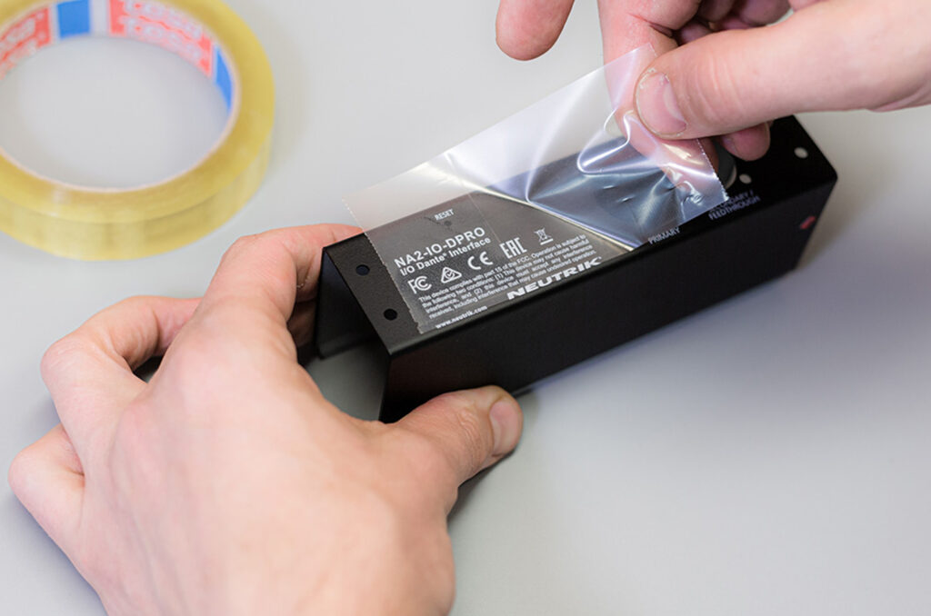 Durchführung des Tesa-Tests und der Nagelprobe zur Prüfung der Farbhaftung auf Bauteilen.